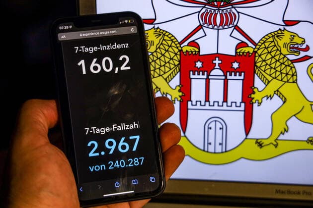 Coronavirus in Germany Covid 19 Dashboard of the Robert Koch Institute DEU, Germany, Hamburg 14 11 2021 The 7-day incidence for the state Cases last 7 days 100 000 p.e. is displayed on an iPhone, with the states coat of arms in the background