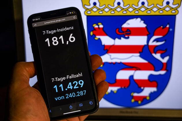 Coronavirus in Germany Covid 19 Dashboard of the Robert Koch Institute DEU, Germany, Hesse 14 11 2021 The 7-day incidence for the state Cases last 7 days 100 000 PE is displayed on an iPhone, with the state coat of arms in the background.