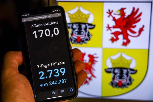 Coronavirus in Germany Covid 19 Dashboard of the Robert Koch Institute DEU, Germany, Mecklenburg Vorpommern 14 11 2021 The 7-day incidence for the state Cases last 7 days 100 000 PE is displayed on an iPhone, with the state coat of arms in the background.