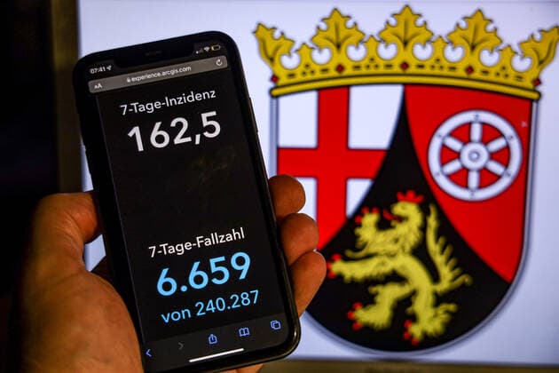 Coronavirus in Germany Covid 19 Dashboard of the Robert Koch Institute DEU, Germany, Rhineland-Palatinate 14 11 2021 The 7-day incidence for the state Cases last 7 days 100 000 p.e. is displayed on an iPhone, with the state coat of arms in the background