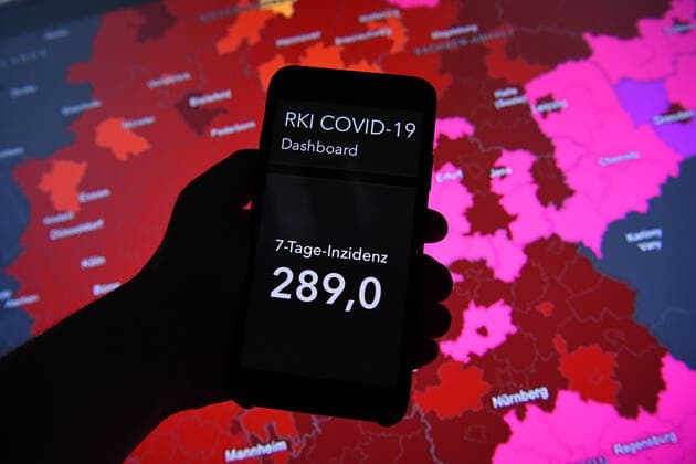 Coronavirus in Germany Covid 19 Dashboard of the Robert Koch Institute 14 11 2021, Robert Koch Institute 7 days Incidence 289.0 7 days Number of cases 240 237 COVID 19 Cases 5 021 469 Addition of 33 498 compared to the previous day COVID 19 Deaths 97 672 Addition of 55 compared to the previous day xHDx
