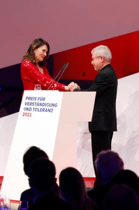 Iris Berben und Daniel Libeskind bei der Verleihung des Preises für Verständigung und Toleranz im Glashof des Jüdischen Museums. Berlin, 13.11.2021 *** Iris Berben and Daniel Libeskind at the award ceremony for understanding and tolerance in the Glass Courtyard of the Jewish Museum Berlin, 13 11 2021 Foto:xJ.xMWx xFuturexImage