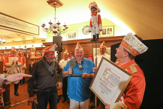 Award of the Golden Kappes 2021 to the Hänneschen Theater Restaurant Em Golde Kappes Cologne Germany 14 11 2021 From left Fritz Schopps Udo Müller Michael Gerhold