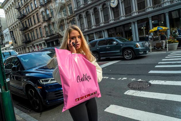 New York gets back to normal Hordes of shoppers and tourists in Soho n New York on Saturday, November 13, 2021. (  RichardxB.xLevine