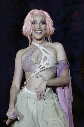 Female singer Doja Cat performs on stage during the Day N Vegas Music Festival at the Las Vegas Festival Grounds in Las Vegas, Nevada on Saturday, November 13, 2021.  LAV2021111374 JAMESxATOA