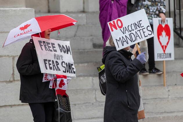 November 14, 2021, Kingston, ON, Canada: People gather to protest COVID-19 vaccine mandates and masking measures during a rally in Kingston, Ont., on Sunday Nov. 14, 2021. Kingston Canada  - ZUMAc35_ 20211114_zaf_c35_029 Copyright: xLarsxHagbergx