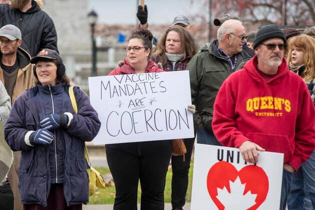 November 14, 2021, Kingston, ON, Canada: People gather to protest COVID-19 vaccine mandates and masking measures during a rally in Kingston, Ont., on Sunday Nov. 14, 2021. Kingston Canada  - ZUMAc35_ 20211114_zaf_c35_030 Copyright: xLarsxHagbergx