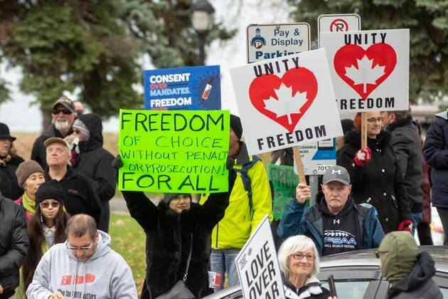 November 14, 2021, Kingston, ON, Canada: People gather to protest COVID-19 vaccine mandates and masking measures during a rally in Kingston, Ont., on Sunday Nov. 14, 2021. Kingston Canada  - ZUMAc35_ 20211114_zaf_c35_031 Copyright: xLarsxHagbergx