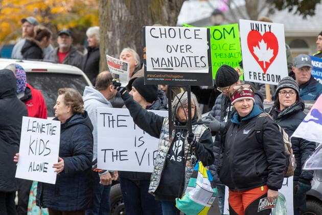 November 14, 2021, Kingston, ON, Canada: People gather to protest COVID-19 vaccine mandates and masking measures during a rally in Kingston, Ont., on Sunday Nov. 14, 2021. Kingston Canada  - ZUMAc35_ 20211114_zaf_c35_033 Copyright: xLarsxHagbergx