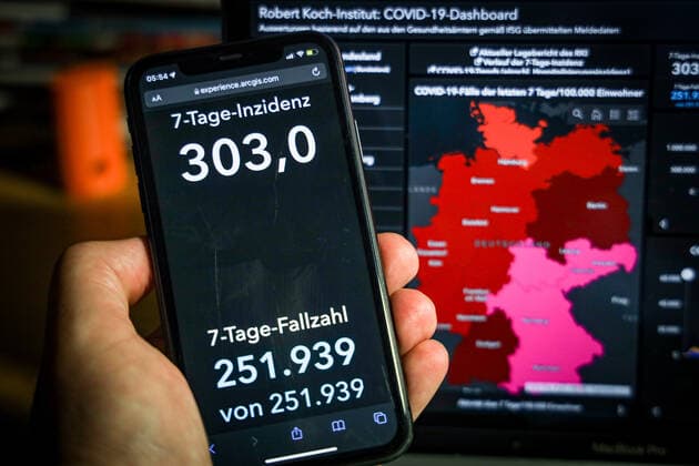 Coronavirus in Germany Covid 19 Dashboard of the Robert Koch Institute 15 11 2021 Robert Koch Institute 7 days Incidence 303.0 7 days Number of cases 251 939 COVID 19 cases 5 045 076 Additions increased by 23 607 compared to the previous day COVID 19 deaths 97 715 Additions increased by 43 compared to the previous day