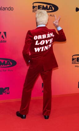 Entertainment Bilder des Tages November 14, 2021, Budapest, Hungary: Jeetendr Sehdev wears a jacket saying Orban, Love Wins! the 2021 MTV EMAs, Europe Music Awards, at Papp Laszlo Budapest Sports Arena in Budapest, Hungary, on 14 November 2021. Photo: Budapest Hungary - ZUMAm179 20211114_zep_m179_084 Copyright: xAlecxMichaelx