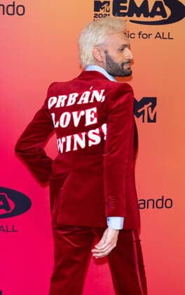 November 14, 2021, Budapest, Hungary: Jeetendr Sehdev wears a jacket saying Orban, Love Wins! the 2021 MTV EMAs, Europe Music Awards, at Papp Laszlo Budapest Sports Arena in Budapest, Hungary, on 14 November 2021. Photo: Budapest Hungary - ZUMAm179 20211114_zep_m179_085 Copyright: xAlecxMichaelx