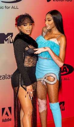 November 14, 2021, Budapest, Hungary: Saweetie (l) and Winnie Harlow attend the 2021 MTV EMAs, Europe Music Awards, at Papp Laszlo Budapest Sports Arena in Budapest, Hungary, on 14 November 2021. Photo: Budapest Hungary - ZUMAm179 20211114_zep_m179_101 Copyright: xAlecxMichaelx