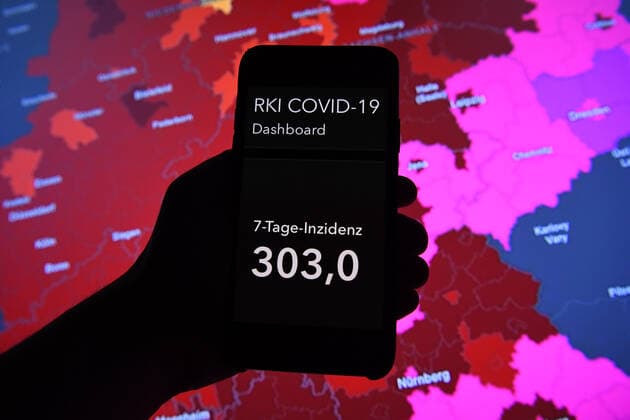Coronavirus in Germany Covid 19 Dashboard of the Robert Koch Institute 15 11 2021, Robert Koch Institute 7 days Incidence 303.0 7 days Number of cases 251 939 COVID 19 Cases 5 045 076 Addition by 23 607 compared to previous day COVID 19 Deaths 97 715 Addition by 43 compared to previous day xHDx