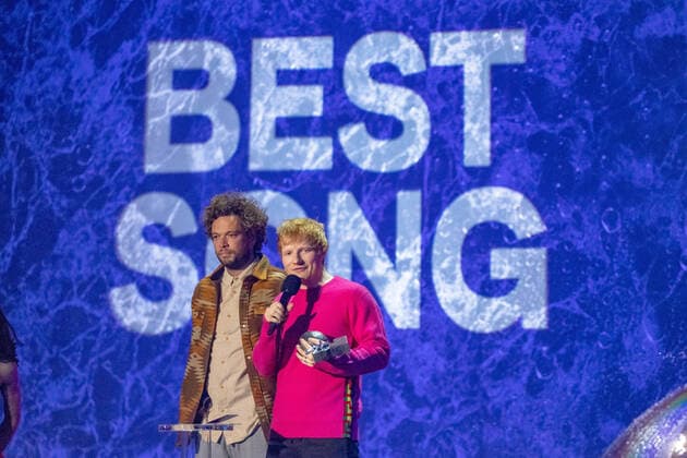 Entertainment Themen der Woche KW45 Entertainment Bilder des Tages November 14, 2021, Budapest, Hungary: Best song of the year winner Ed Sheeran attends the 2021 MTV EMAs, Europe Music Awards, at Papp Laszlo Budapest Sports Arena in Budapest, Hungary, on 14 November 2021. Photo: Budapest Hungary - ZUMAm179 20211114_zep_m179_146 Copyright: xAlecxMichaelx