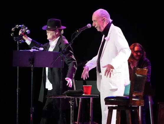 Entertainment Themen der Woche KW45 Entertainment Bilder des Tages November 15, 2021, Los Angeles, CA, USA: Musician-Actors-MICHAEL NESMITH and MICKY DOLENZ on stage together for the last time as they wrapped up the Monkees 2021 Farewell Tour at the Greek Theater, Los Angeles, CA, USA, November 14, 2021. his farewell tour will mark the end of a unique project that began in 1965 when four young men were cast in a television show about a struggling rock band that was inspired by the BeatlesÃ¢â‚¬â ¢ A Hard DayÃ¢â‚¬â ¢s Night. Few could have predicted the impact The Monkees would have on music and pop culture at large, one that still reverberates more than 50 years later...Formed in Los Angeles for the eponymous television series, the quartet of Dolenz, Nesmith, the late Peter Tork and the late Davy Jones bro - ZUMAmt3_ 20211115_zaf_mt3_008 Copyright: xScottxMitchellx