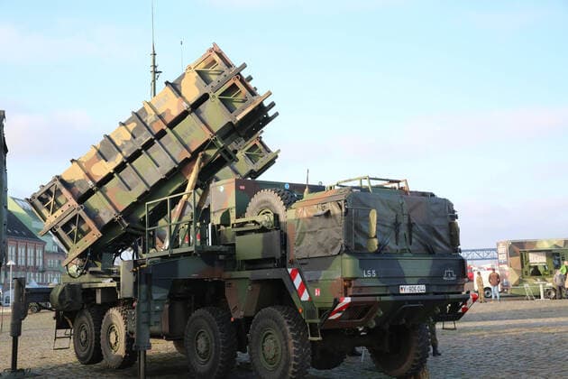 Blick am Freitag (12.11.2021) im Stadthafen der Hansestadt Rostock auf das Waffensystem Patriot der Bundeswehr. Das System wird zur ballistischen Luftverteidigung und zur Luftabwehr eingesetzt. Die Zielerfassung und Verfolgung sowie die Steuerung des Lenkflugkörpers erfolgt mittels Multifunktionsradargerät mit elektronischer Strahlschwenkung. Im Hafen wurde im Verlauf des Tages mit einer Festveranstaltung der Gründung der Bundeswehr am 12. November 1955 gedacht. Im Rahmen dieser wurde u.a. modernste Technik der Streitkräfte vorgestellt. *** View of the Patriot weapon system of the German Armed Forces on Friday 12 11 2021 in the city harbour of the Hanseatic city of Rostock The system is used for ballistic air defence and air defence Targ