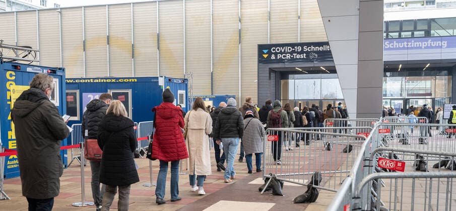 20211115 Photo session on the possibility of having children vaccinated against Covid VIENNA, AUSTRIA - NOVEMBER 15: People waiting in line to get vaccinated against Covid at Austria Center Vienna on November 15, 2021 in Vienna, Austria. WIEN, OESTERREICH - 15. NOVEMBER: Menschen die in einer Warteschlange auf ihre Impfung warten beim Austria Center Vienna am 15. November 2021 in Wien, Oesterreich. 211115_SEPA_32_006 Copyright: xMartinxJuenx SEPAxMedia