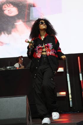 Day N Vegas Music Festival in Las Vegas, Jenevieve Konzert R&B singer Jenevieve performs on stage during the Day N Vegas Music Festival at the Las Vegas Festival Grounds in Las Vegas, Nevada on Sunday, November 14, 2021.  LAV20211114271 JAMESxATOA