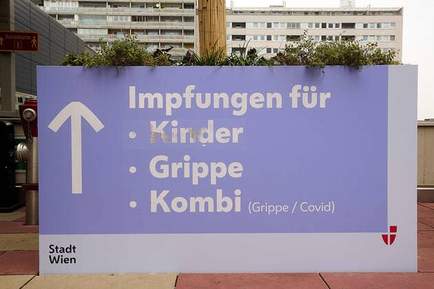 - Wien 15.11.2021 - Coronavirus Krise - Seit heute gibt es im Austria Center Vienna (ACV) die erste Impfstraße in Österreich für Kinder von fünf bis elf Jahren. Die Impfung wird off label mit dem Impfstoff von Biontech-Pfizer angeboten, eine Zulassung wird nächste Woche erwartet. Die Nachfrage ist groß und das Angebot soll aber bald ausgebaut werden. Über die genaue Dosis entscheidet der Arzt an Ort und Stelle. Sie ist abhängig von der körperlichen Beschaffenheit und vom Körpergewicht des Impflings. PHOTO: Die Kinder bei der Impfung. Vienna, Austria - Coronavirus Crisis - As of today, the Austria Center Vienna (ACV) has the first vaccination route in Austria for children from five to eleven years of age. The vaccination will be off 