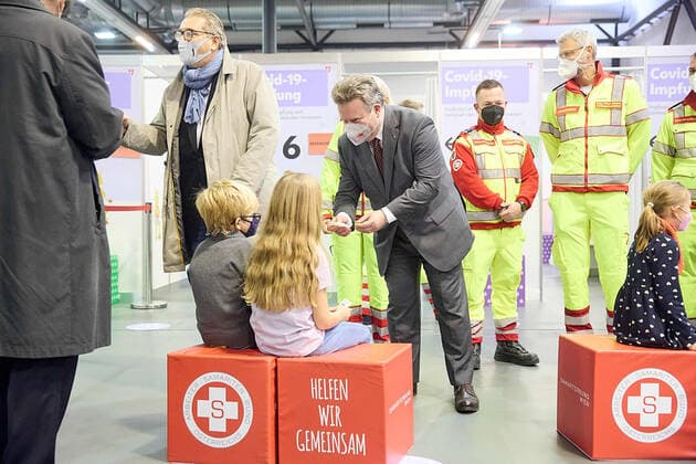 - Wien 15.11.2021 - Coronavirus Krise - Seit heute gibt es im Austria Center Vienna (ACV) die erste Impfstraße in Österreich für Kinder von fünf bis elf Jahren. Die Impfung wird off label mit dem Impfstoff von Biontech-Pfizer angeboten, eine Zulassung wird nächste Woche erwartet. Die Nachfrage ist groß und das Angebot soll aber bald ausgebaut werden. Über die genaue Dosis entscheidet der Arzt an Ort und Stelle. Sie ist abhängig von der körperlichen Beschaffenheit und vom Körpergewicht des Impflings. PHOTO: Die Kinder warten mit ihren Eltern vor den Impfboxen auf ihre Impfung und erhalten vom wiener Bürgermeister Michael Ludwig (SPÖ) ein Zuckerl. Vienna, Austria - Coronavirus Crisis - As of today, the Austria Center Vienna (ACV) has 