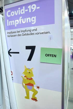 - Wien 15.11.2021 - Coronavirus Krise - Seit heute gibt es im Austria Center Vienna (ACV) die erste Impfstraße in Österreich für Kinder von fünf bis elf Jahren. Die Impfung wird off label mit dem Impfstoff von Biontech-Pfizer angeboten, eine Zulassung wird nächste Woche erwartet. Die Nachfrage ist groß und das Angebot soll aber bald ausgebaut werden. Über die genaue Dosis entscheidet der Arzt an Ort und Stelle. Sie ist abhängig von der körperlichen Beschaffenheit und vom Körpergewicht des Impflings. PHOTO: Die Impfbox für Kinder. Vienna, Austria - Coronavirus Crisis - As of today, the Austria Center Vienna (ACV) has the first vaccination route in Austria for children from five to eleven years of age. The vaccination will be offered 