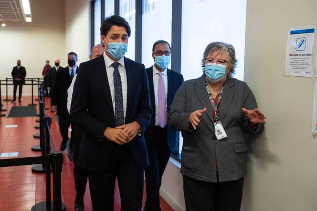 November 15, 2021, EDMONTON, AB, CANADA: Prime Minister Justin Trudeau meets with Director of Public Health Alberta Health Services Leslie Gwozdz while visiting a vaccine clinic in Edmonton on Monday November 15, 2021. EDMONTON CANADA  - ZUMAc35_ 20211115_zaf_c35_001 Copyright: xJasonxFransonx