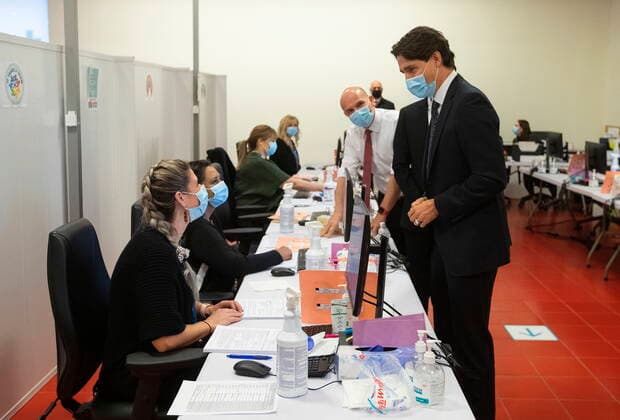 November 15, 2021, EDMONTON, AB, CANADA: Prime Minister Justin Trudeau and MP Randy Boissonnault meet with healthcare workers while visiting a vaccine clinic in Edmonton on Monday November 15, 2021. EDMONTON CANADA  - ZUMAc35_ 20211115_zaf_c35_004 Copyright: xJasonxFransonx