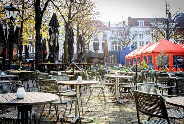 12 11 2021, The Hague Empty terraces on the square in The Hague The Netherlands may go into lockdown again due to the increase in corona infections and then the catering industry will have to close again at seven o clock Qr code now also needed on the terrace Photo ANP Hollandse Hoogte Jeffrey Groeneweg  Copyright: xANPx xJeffreyxGroenewegx x440543487x