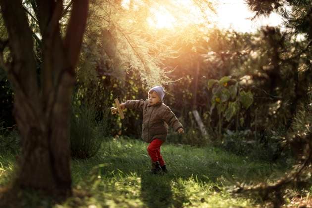IMAGO Creative, Jahreszeit Herbst auf dem Land Boy in red trousers running in garden with wooden airplane Szczecin, West Pomeranian Voivodeship, Poland CR_XCKH21111503-863516-01 ,model released, Symbolfoto