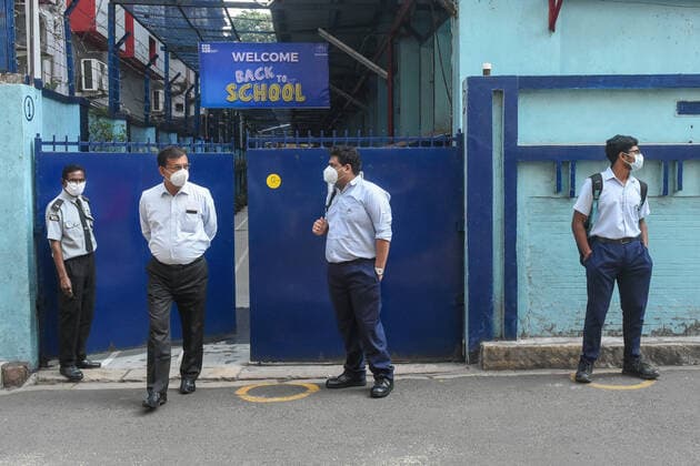 Schools Reopen After 2 Years In Kolkata Students are seen queued outside a school premises in Kolkata , India , on 16 November 2021 . Kolkata India  Copyright: xDebarchanxChatterjeex chatterjee-notitle211116_npv38