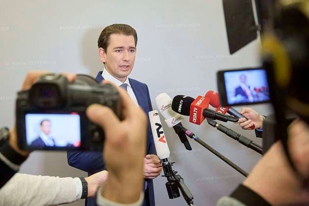 Bilder des Jahres 2021, News 11 November News Themen der Woche KW46 News Bilder des Tages - Wien 15.11.2021 - Coronavirus-Krise - Parlament Nationalrat Sondersitzung - Heute fand im Nationalrat eine Sitzung mit den Hauptthemen Budget und Corona-Krise statt. PHOTO: ÖVP-Parteichef und Klubobmann Sebastian Kurz gab bei seiner Ankuft im Parlament ein Statement ab bei der er die heutige Aufhebung seiner politischhen Immunität begrüsste. Vienna (AUSTRIA) - Coronavirus crisis - Parliament National Council special session - Today the National Council held a meeting on the main topics of the budget and the Covid crisis. Nationalrat Sitzung zu Budget und Corona-Krise *** Vienna 15 11 2021 Coronavirus crisis Parliament National Council special session Today the National Council held a meeting on the main topics of the budget and the 
