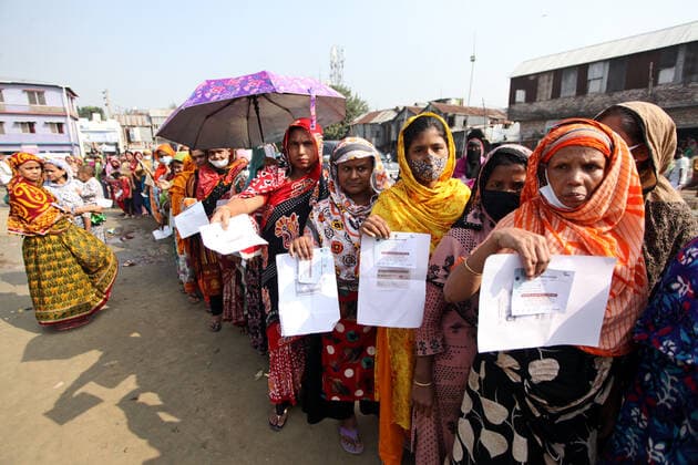 Covid-19 Vaccination Campaign For Inhabitants Of Korail DHAKA, BANGLADESH - NOVEMBER 16, 2021: Persons show vaccination certificate while they queue during the national vaccination program promoted by the government to Korail inhabitants as an attempt to avoid the Covid-19 disease infection, the government began administering the coronavirus vaccine dose to the inhabitants of the city s slums. On November 16, 2021 in Dhaka, Bangladesh. (Photo by Habibur Rahman Eyepix Group) Copyright: xHabiburxRahmanx EYEPIXGROUP_HR_16112021_19498