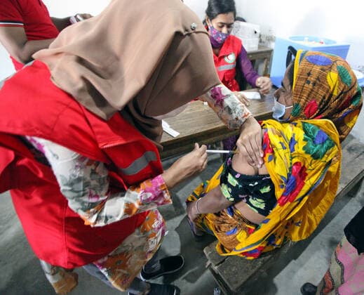 Covid-19 Vaccination Campaign For Inhabitants Of Korail DHAKA, BANGLADESH - NOVEMBER 16, 2021: A woman receives a Covid-19 dose during the national vaccination program promoted by the government to Korail inhabitants as an attempt to avoid the Covid-19 disease infection, the government began administering the coronavirus vaccine dose to the inhabitants of the city s slums. On November 16, 2021 in Dhaka, Bangladesh. (Photo by Habibur Rahman Eyepix Group) Copyright: xHabiburxRahmanx EYEPIXGROUP_HR_16112021_19503