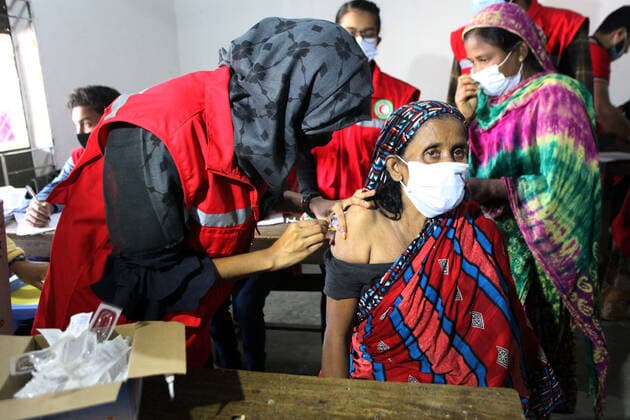Covid-19 Vaccination Campaign For Inhabitants Of Korail DHAKA, BANGLADESH - NOVEMBER 16, 2021: A woman receives a Covid-19 dose during the national vaccination program promoted by the government to Korail inhabitants as an attempt to avoid the Covid-19 disease infection, the government began administering the coronavirus vaccine dose to the inhabitants of the city s slums. On November 16, 2021 in Dhaka, Bangladesh. (Photo by Habibur Rahman Eyepix Group) Copyright: xHabiburxRahmanx EYEPIXGROUP_HR_16112021_19504