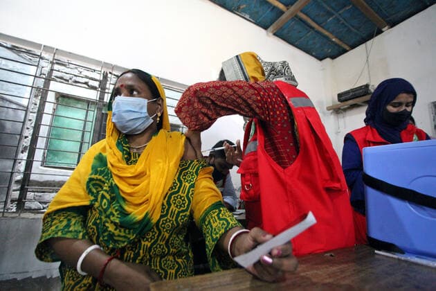 Covid-19 Vaccination Campaign For Inhabitants Of Korail DHAKA, BANGLADESH - NOVEMBER 16, 2021: A woman receives a Covid-19 dose during the national vaccination program promoted by the government to Korail inhabitants as an attempt to avoid the Covid-19 disease infection, the government began administering the coronavirus vaccine dose to the inhabitants of the city s slums. On November 16, 2021 in Dhaka, Bangladesh. (Photo by Habibur Rahman Eyepix Group) Copyright: xHabiburxRahmanx EYEPIXGROUP_HR_16112021_19505