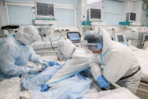 Coronavirus in Russland, EindrÃ¼cke aus einem Krankenhaus in St. Petersburg ST PETERSBURG, RUSSIA â€“ NOVEMBER 16, 2021: Medical staff in protective gear tend to a patient in the red zone for COVID-19 patients at Pokrovskaya Municipal Hospital during the pandemic of the novel coronavirus. The hospital has been admitting patients suffering from the novel coronavirus disease (COVID-19) since the second half of April 2020. Since the start of the pandemic, St Petersburg has reported more than 757,800 confirmed cases of COVID-19. Since 7 November 2021, the number of new confirmed cases has been increasing in St Petersburg by more than 2,500 daily. Peter Kovalev TASS  TS11818C