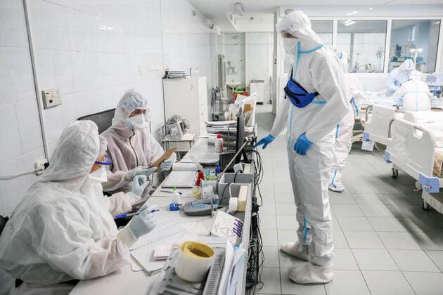 Coronavirus in Russland, EindrÃ¼cke aus einem Krankenhaus in St. Petersburg ST PETERSBURG, RUSSIA â€“ NOVEMBER 16, 2021: Medical staff in protective gear in the red zone for COVID-19 patients at Pokrovskaya Municipal Hospital during the pandemic of the novel coronavirus. The hospital has been admitting patients suffering from the novel coronavirus disease (COVID-19) since the second half of April 2020. Since the start of the pandemic, St Petersburg has reported more than 757,800 confirmed cases of COVID-19. Since 7 November 2021, the number of new confirmed cases has been increasing in St Petersburg by more than 2,500 daily. Peter Kovalev TASS  TS11818F