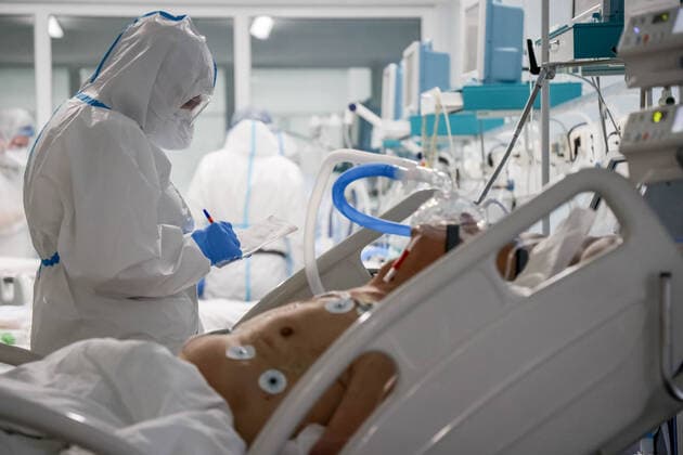 Coronavirus in Russland, EindrÃ¼cke aus einem Krankenhaus in St. Petersburg ST PETERSBURG, RUSSIA â€“ NOVEMBER 16, 2021: A medical staff member in protective gear tends to a patient in the red zone for COVID-19 patients at Pokrovskaya Municipal Hospital during the pandemic of the novel coronavirus. The hospital has been admitting patients suffering from the novel coronavirus disease (COVID-19) since the second half of April 2020. Since the start of the pandemic, St Petersburg has reported more than 757,800 confirmed cases of COVID-19. Since 7 November 2021, the number of new confirmed cases has been increasing in St Petersburg by more than 2,500 daily. Peter Kovalev TASS  TS118190