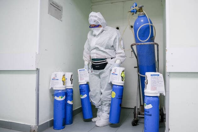 Coronavirus in Russland, EindrÃ¼cke aus einem Krankenhaus in St. Petersburg ST PETERSBURG, RUSSIA â€“ NOVEMBER 16, 2021: A medical staff member in protective gear in a storage area for oxygen cylinders in the red zone for COVID-19 patients at Pokrovskaya Municipal Hospital during the pandemic of the novel coronavirus. The hospital has been admitting patients suffering from the novel coronavirus disease (COVID-19) since the second half of April 2020. Since the start of the pandemic, St Petersburg has reported more than 757,800 confirmed cases of COVID-19. Since 7 November 2021, the number of new confirmed cases has been increasing in St Petersburg by more than 2,500 daily. Peter Kovalev TASS  TS118191