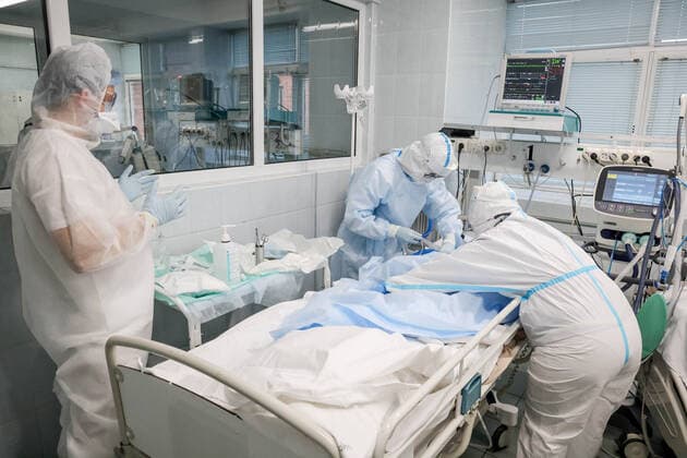 Coronavirus in Russland, EindrÃ¼cke aus einem Krankenhaus in St. Petersburg ST PETERSBURG, RUSSIA â€“ NOVEMBER 16, 2021: Medical staff in protective gear tend to a patient in the red zone for COVID-19 patients at Pokrovskaya Municipal Hospital during the pandemic of the novel coronavirus. The hospital has been admitting patients suffering from the novel coronavirus disease (COVID-19) since the second half of April 2020. Since the start of the pandemic, St Petersburg has reported more than 757,800 confirmed cases of COVID-19. Since 7 November 2021, the number of new confirmed cases has been increasing in St Petersburg by more than 2,500 daily. Peter Kovalev TASS  TS11818A