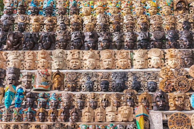 Mexiko, Yucatan, Chichen Itza, stall with wooden masks, MMA00758