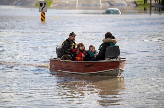 News Bilder des Tages November 16, 2021, ABBOTSFORD, BC, CANADA: A woman and children who were stranded by high water due to flooding are rescued by a volunteer operating a boat in Abbotsford, B.C., on Tuesday, November 16, 2021. ABBOTSFORD CANADA  - ZUMAc35_ 20211116_zaf_c35_035 Copyright: xDarrylxDyckx
