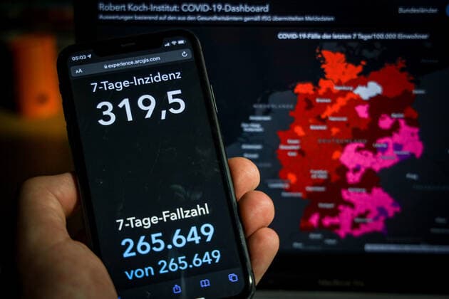 Coronavirus in Germany Covid 19 Dashboard of the Robert Koch Institute 17 11 2021 Robert Koch Institute 7 days Incidence 319.5 7 days Number of cases 265 649 COVID 19 cases 5 129 950 Additions of 52 826 compared to the previous day COVID 19 deaths 98 274 Additions of 294 compared to the previous day
