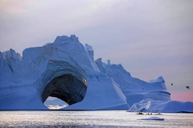  Großer Eisberg mit Loch, davor Kanufahrer, Mitternacht, sommer in der Aktis, Ilulissat, Diskobucht, Nordamerika, Grönland, Dänemark, Nordamerika *** Big iceberg with hole, canoeist in front, midnight, summer in the Aktis, Ilulissat, Disko Bay, North America, Greenland, Denmark, North America Copyright: imageBROKER/ReinhardxPantke ibxrpa07168155.jpg