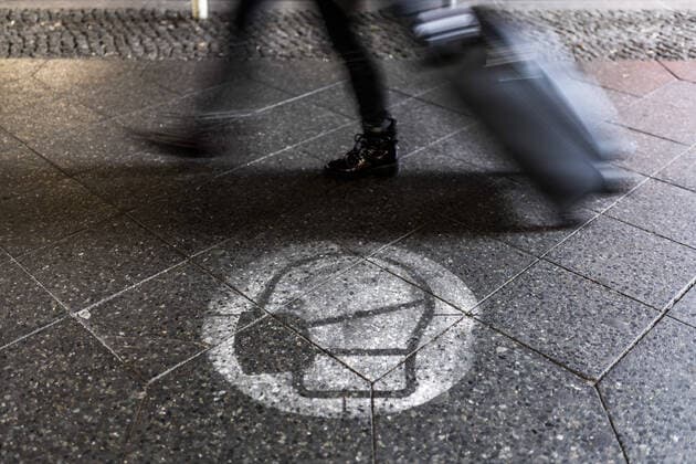 Ein Pictogramm als Hinweis zum Tragen einer Maske ist auf dem Fussweg abgebildet, aufgenommen in Berlin, 17.11.2021. Berlin Deutschland *** A pictogram indicating the wearing of a mask is shown on the footpath, taken in Berlin, 17 11 2021 Berlin Germany Copyright: xFlorianxGaertner photothek.dex