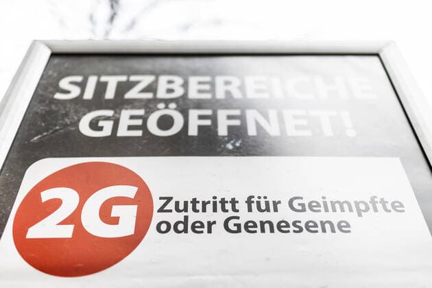 A notice to enter with the 2G rule Convalescent or Vaccinated signs off on a poster in Berlin, 17 11 2021 Berlin Germany Copyright: xFlorianxGaertner photothek.dex