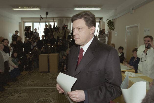Grigory Yavlinsky 418657 26.03.2000 Leader of the Yabloko party Grigory Yavlinsky, who ran for the presidential elections in 2000, at a polling station. Igor Mikhalev Sputnik Moscow Russia  Copyright: xIgorxMikhalevx