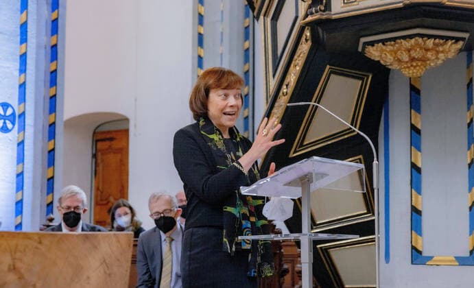 Die Ratsvorsitzende der Evangelischen Kirche in Deutschland (EKD) und westfaelische Praeses Annette Kurschus (Foto) hat am Mittwoch (17.11.2021) den Bonner Oekumenischen Predigtpreis fuer ihr Lebenswerk erhalten. Der emeritierte Theologie-Professor Reinhard Schmidt-Rost hob in seiner Laudatio auf der Preisverleihung in der Bonner Namen-Jesu-Kirche Kurschus beruehrende Ansprachen in Gottesdiensten von hohem oeffentlichen Interesse hervor. Der Jury zufolge setzte Kurschus Standards dafuer, was die Predigt einer Kirchenrepraesentantin leisten kann. Der Preis fuer die beste Einzelpredigt ging an den Rundfunkpastor beim NDR, Marco Voigt, fuer einen Beitrag zum Thema Hoeren . Die oeffentliche Verleihung des Predigtpreises soll den Dialog zwis Copyright: epd-bild MeikexBoeschemeyer EDITORIAL USE ONLY