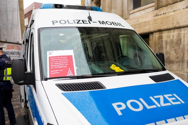 A police car on the market area The police shows a noticeable presence to provide security at the Christmas market Opening day of the Christmas market 2021 at the Münsterplatz in Bonn Due to the sharp increase in infections of the Corona virus, the market may only be visited by people who meet the 2G rule vaccinated or recovered 17 1